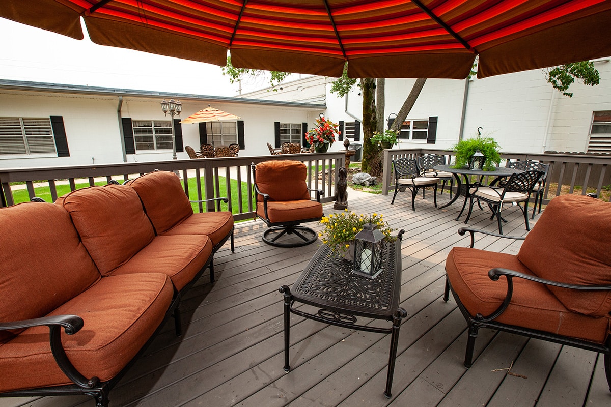 A courtyard patio at Haywood Post Acute