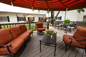 A courtyard at Haywood Post Acute